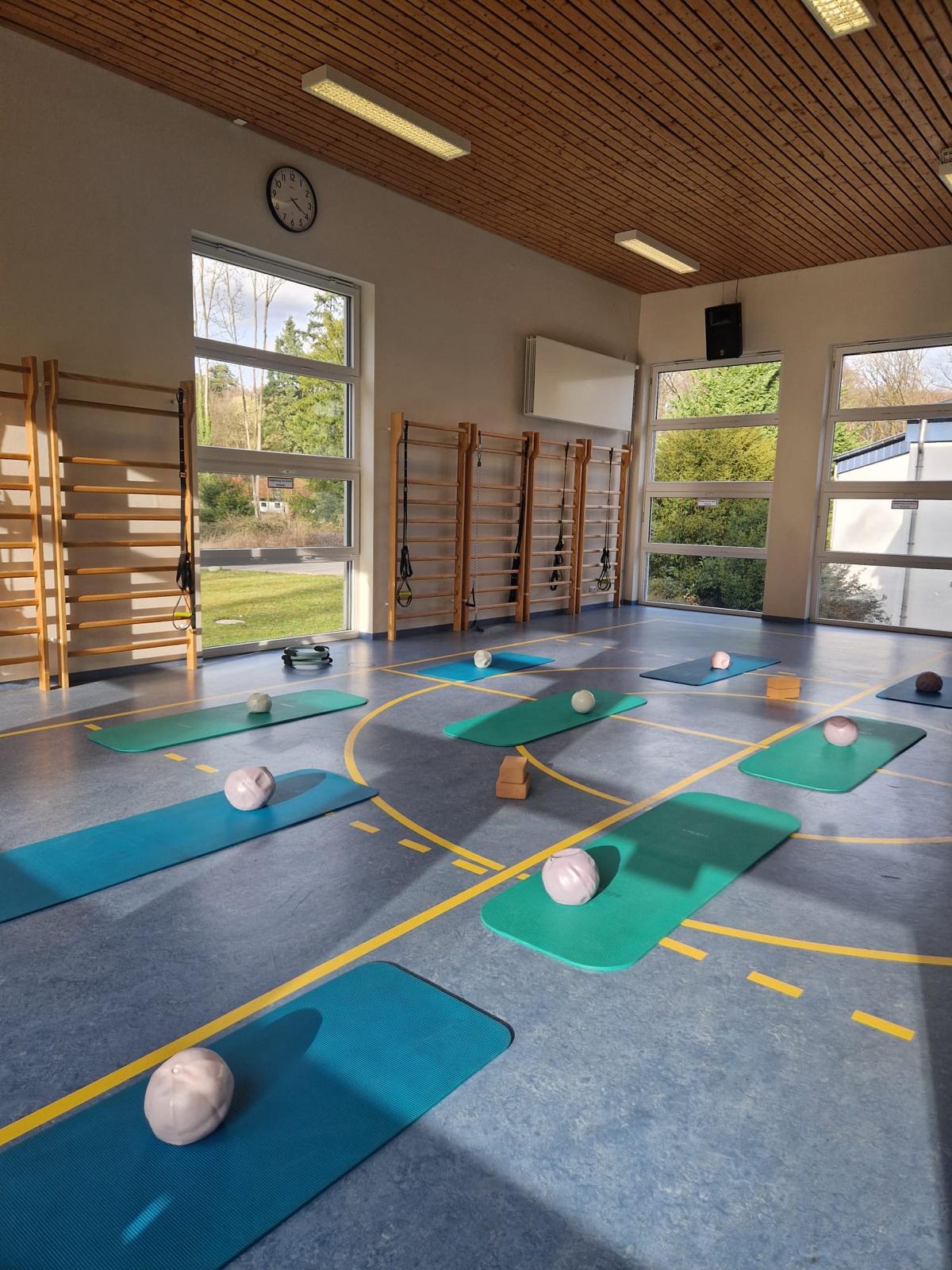 Pilates-Kursraum in Mönchengladbach-Hardt mit Matten und Equipment